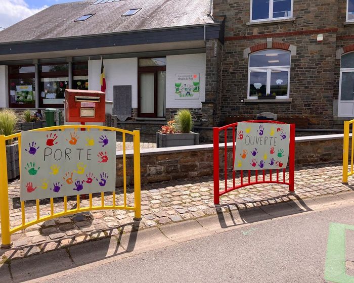 L'entrée de l'école de Moulin du Ruy, barrières décorées par les enfants